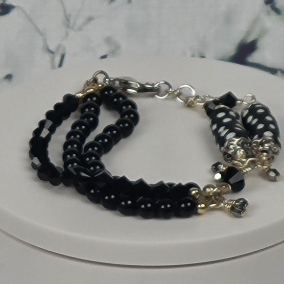 Black & White African Bead Bracelet - Picture 2 of 4